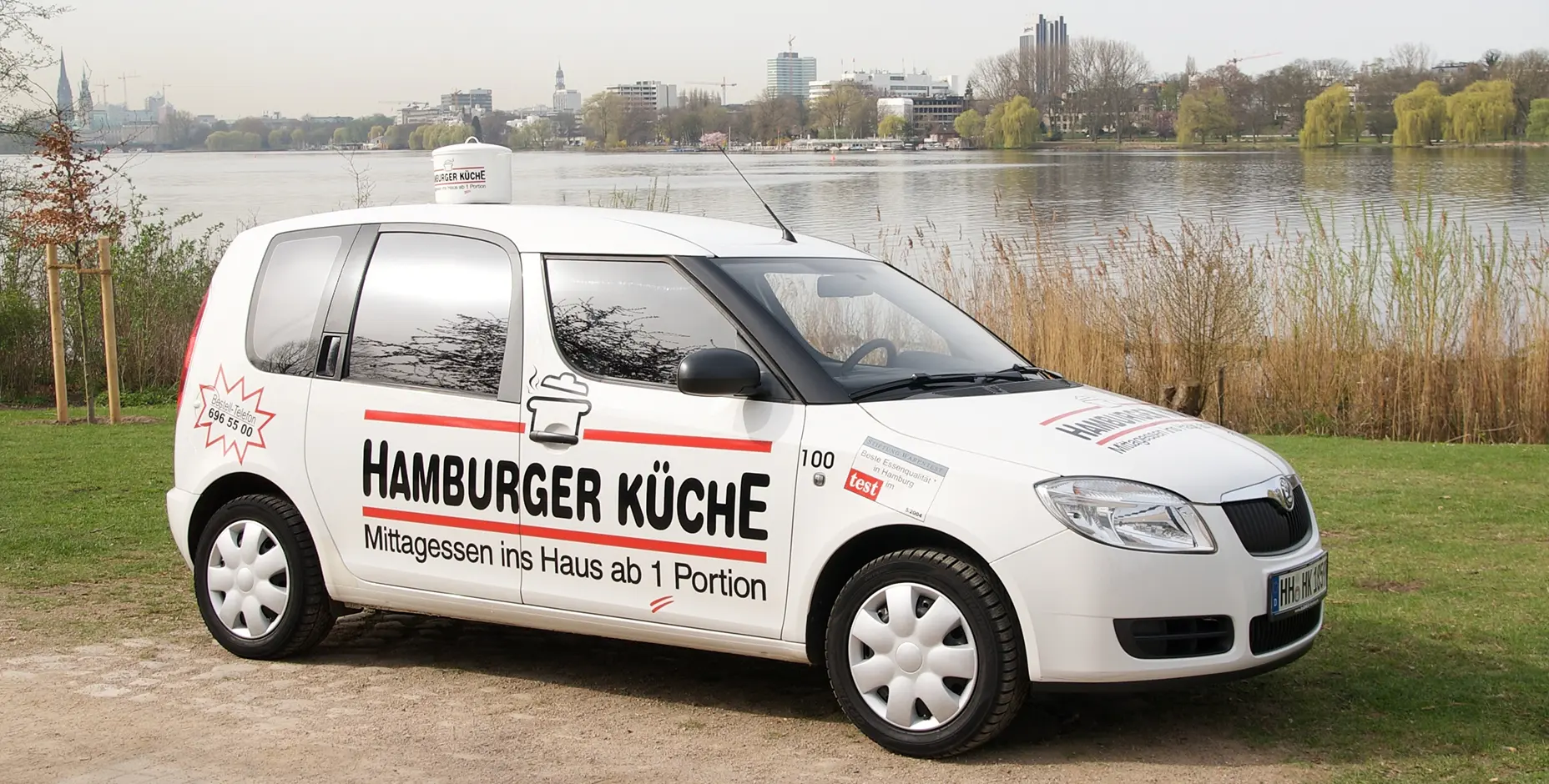 Lieferfahrzeug der Hamburger Küche an der Alster